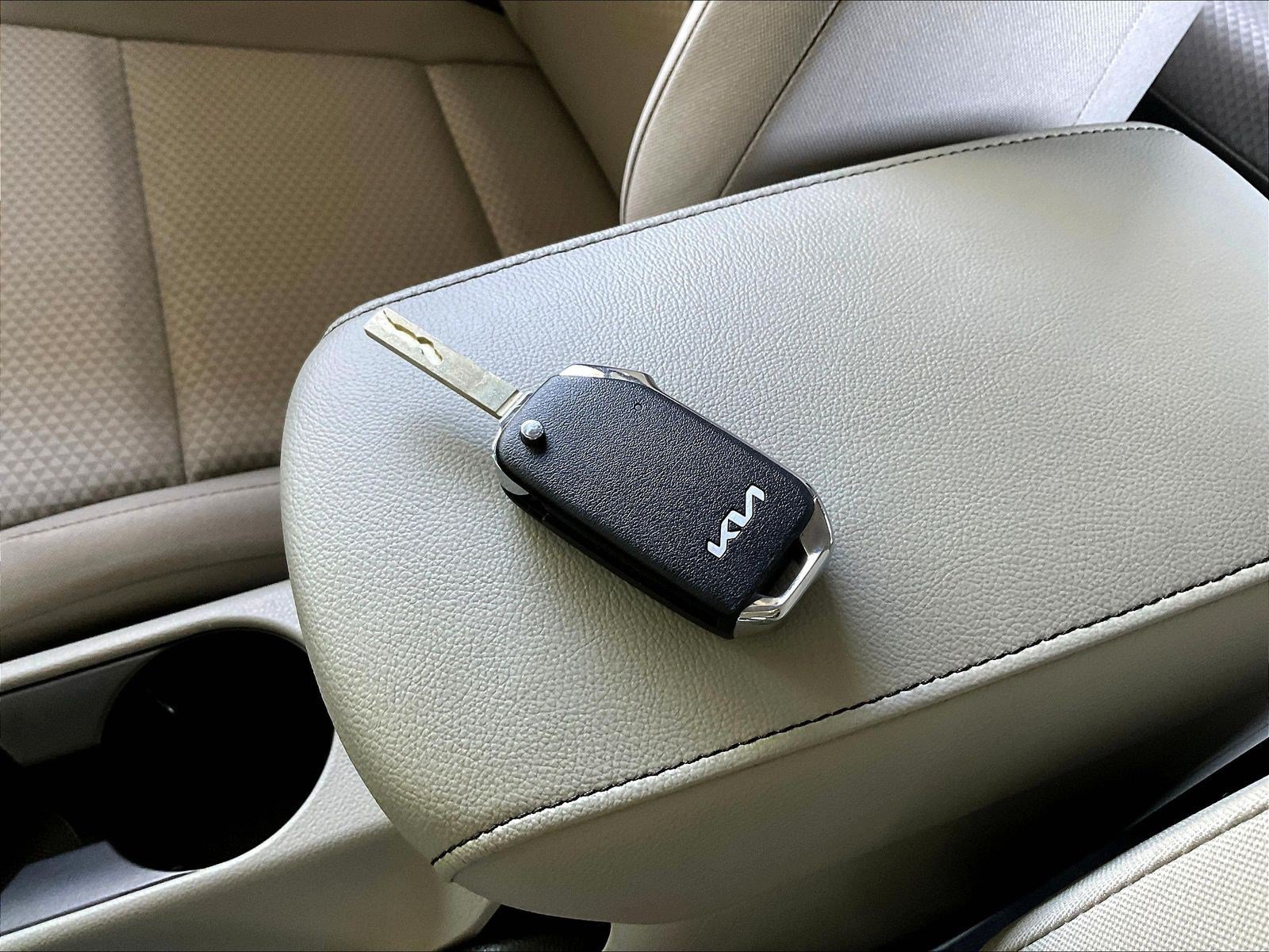 Used 2025 Kia Soul LX w/ LX Technology Package FWD image 30