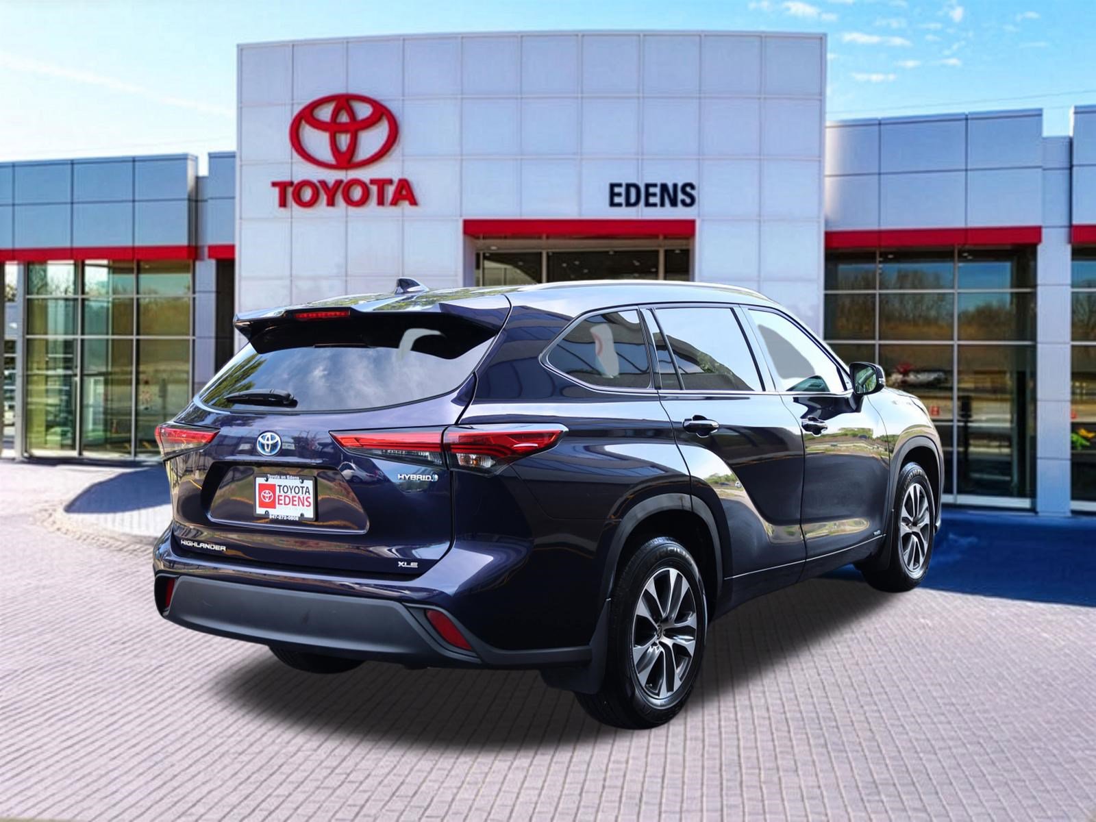 Used 2022 Toyota Highlander XLE AWD/4WD image 3