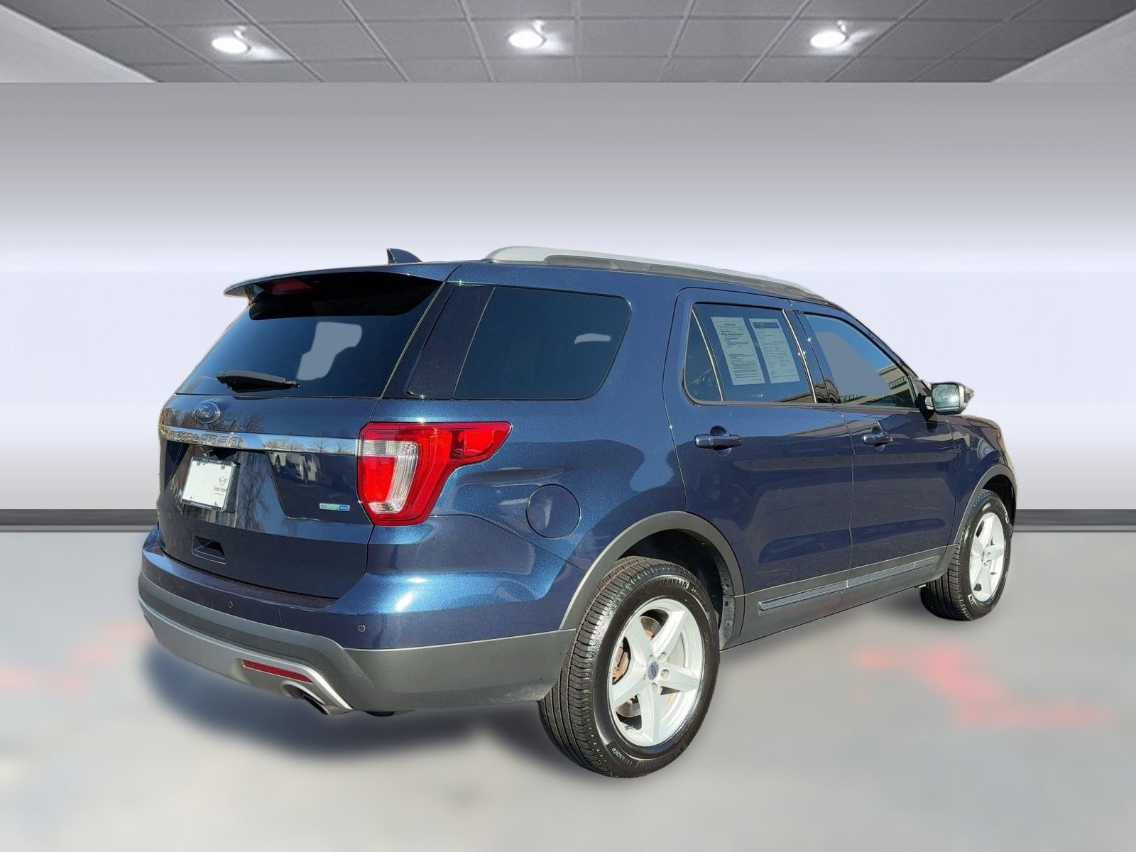 Used 2017 Ford Explorer XLT w/ Equipment Group 202A image 9