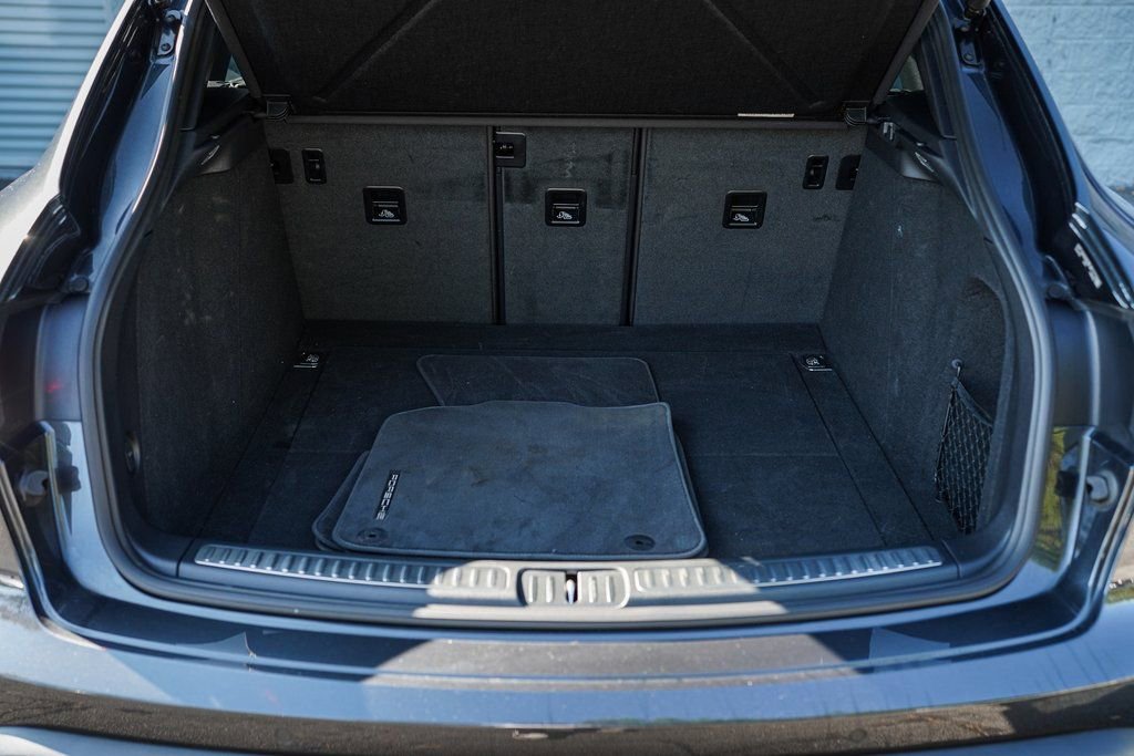 Used 2024 Porsche Macan w/ Premium Plus Package image 38