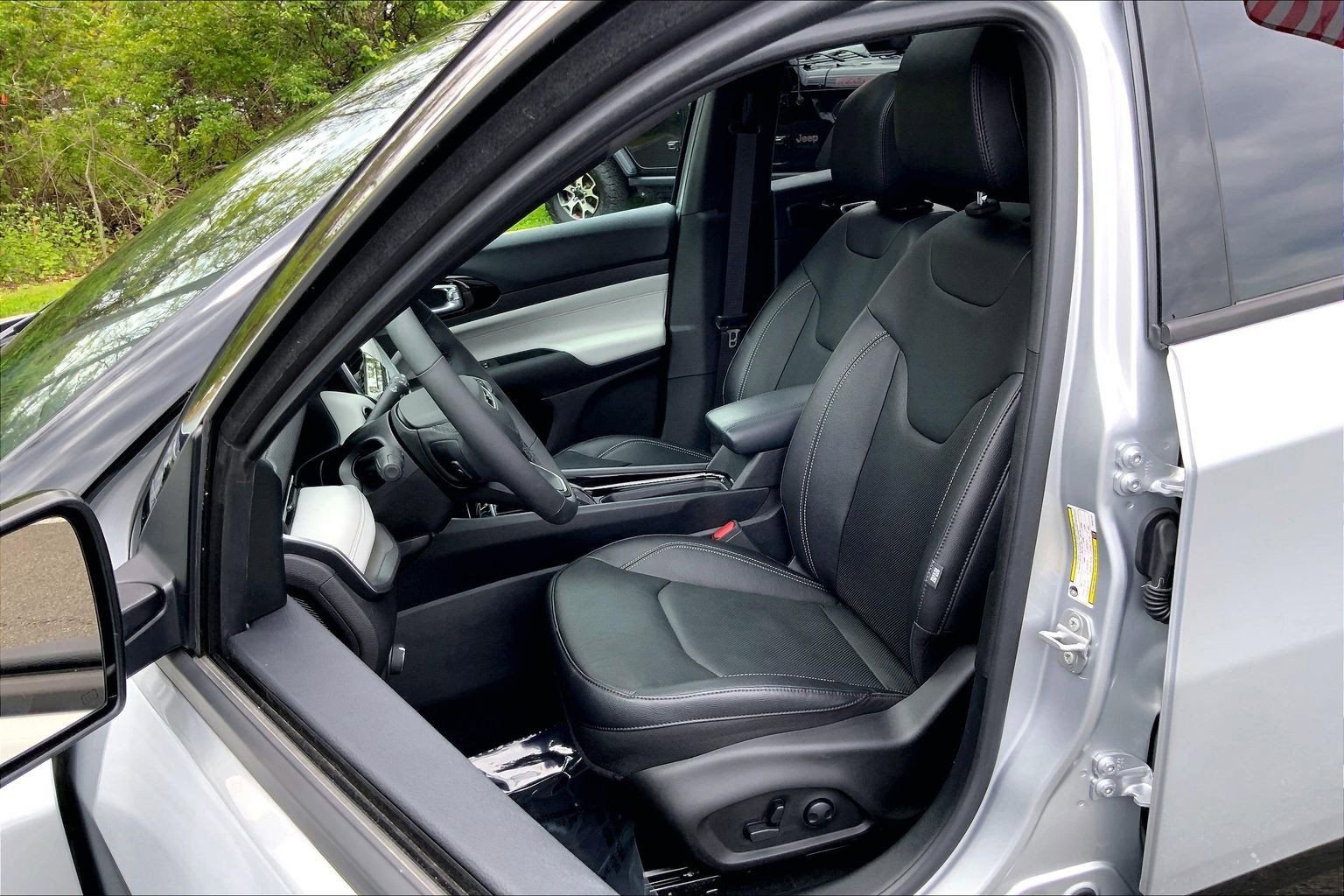 Certified 2025 Jeep Compass Limited w/ Elite Group AWD/4WD image 7