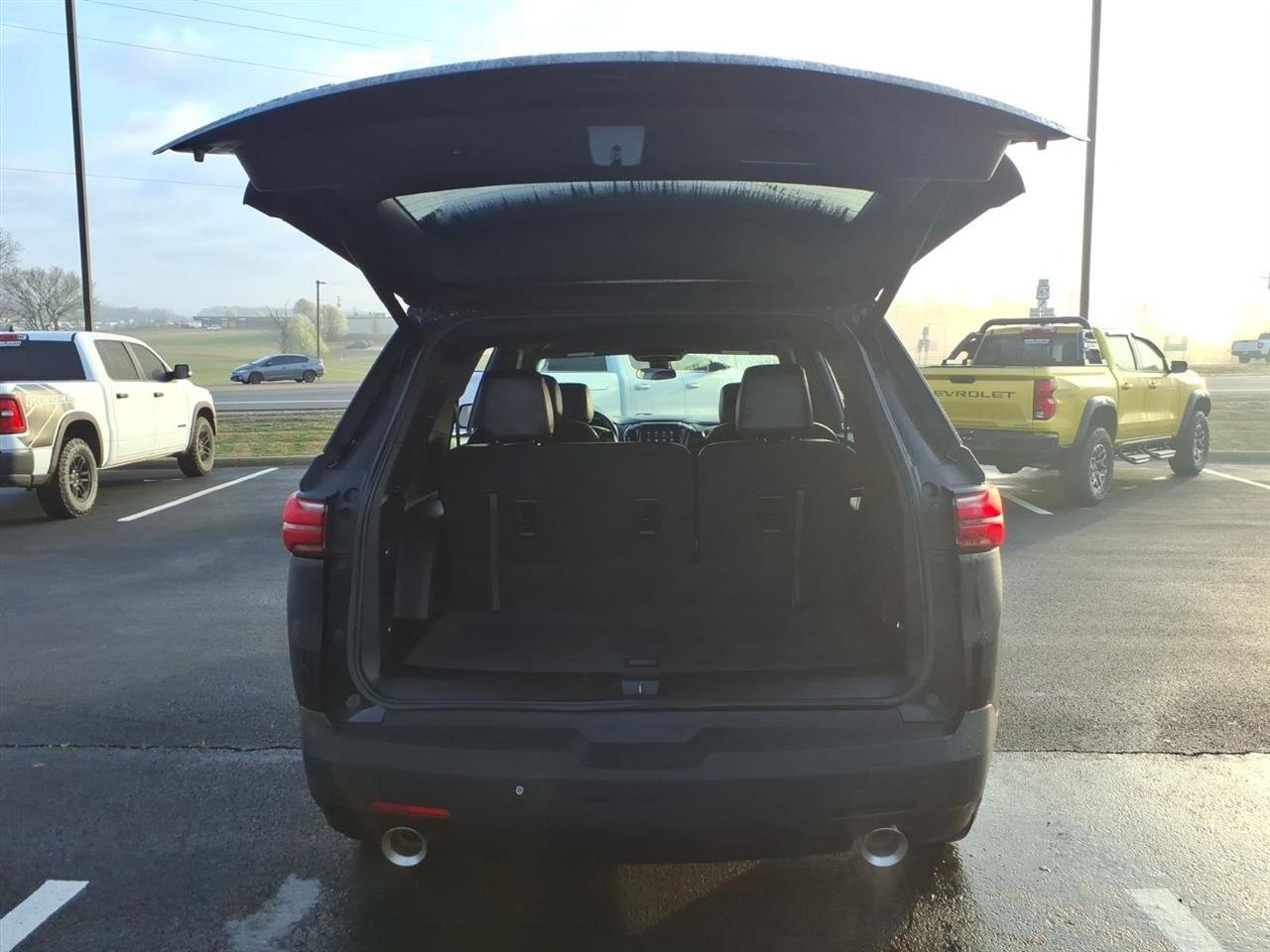 Used 2023 Chevrolet Traverse LT FWD image 5
