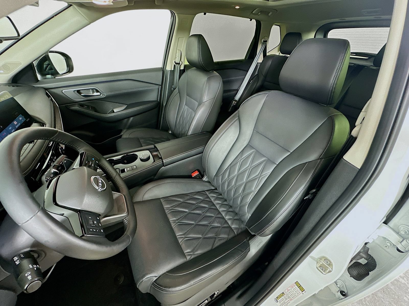 Used 2025 Nissan Rogue Platinum w/ Platinum Premium Package AWD/4WD image 33