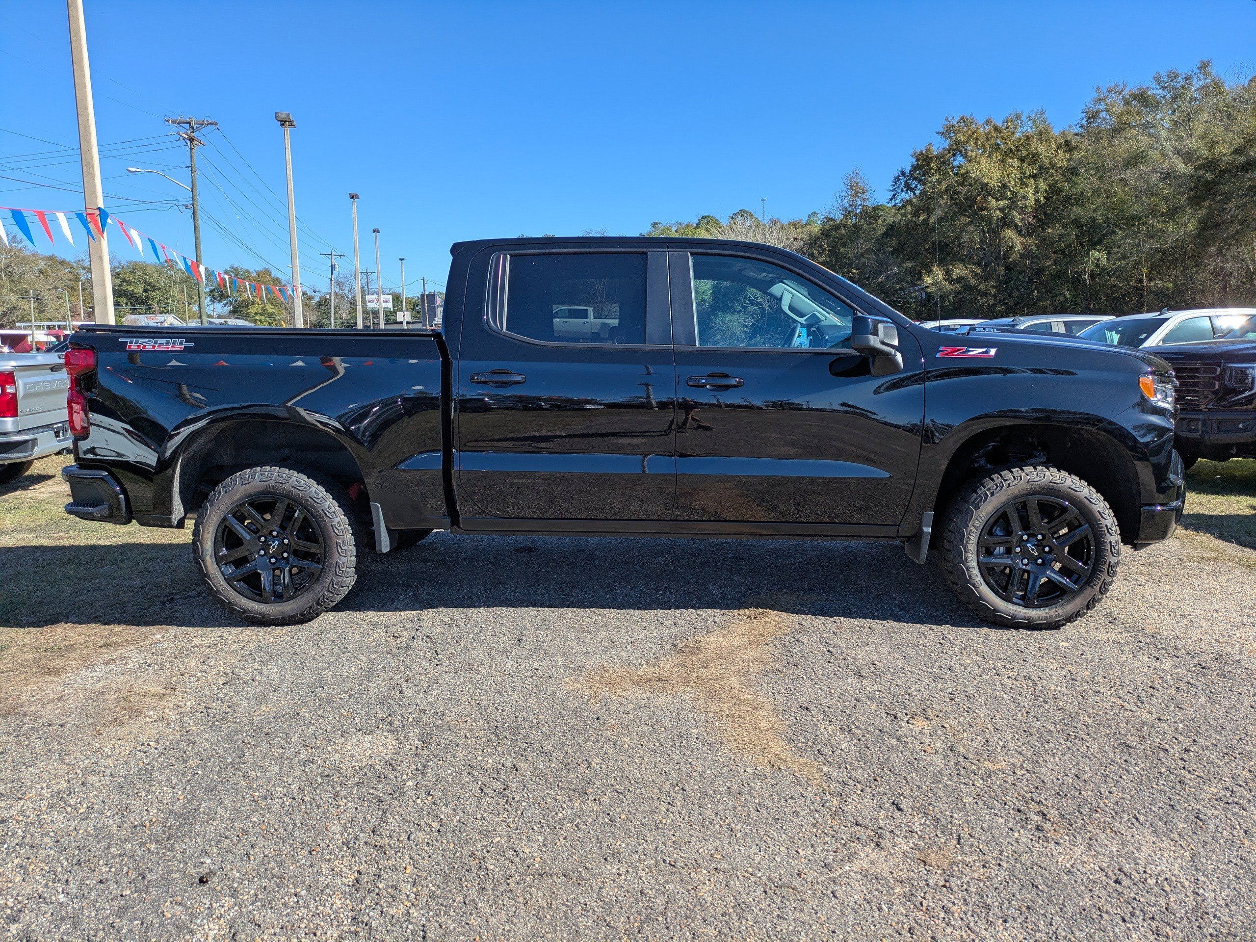 Used 2025 Chevrolet Silverado 1500 LT Trail Boss w/ Convenience Package II image 3