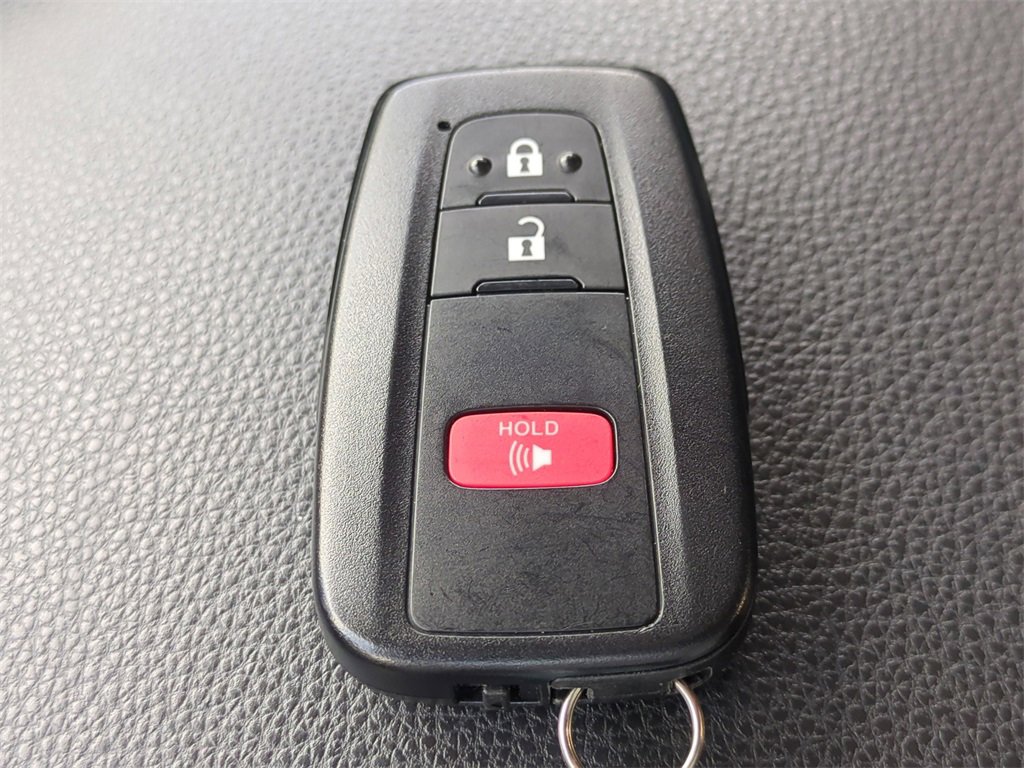 Used 2022 Toyota RAV4 XLE image 32