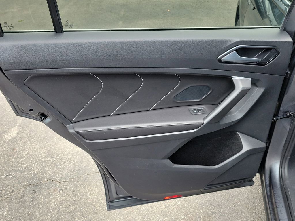 Used 2022 Volkswagen Tiguan SE w/ Panoramic Sunroof Package FWD image 9