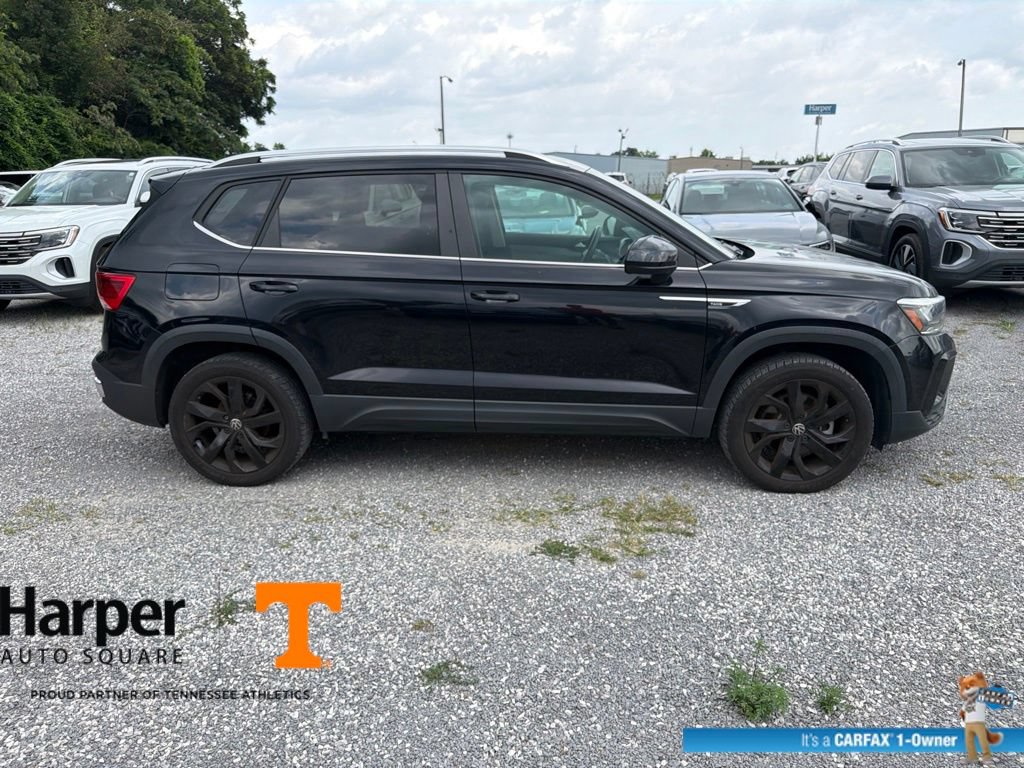 Used 2023 Volkswagen Taos SE w/ Panoramic Sunroof Package FWD image 6