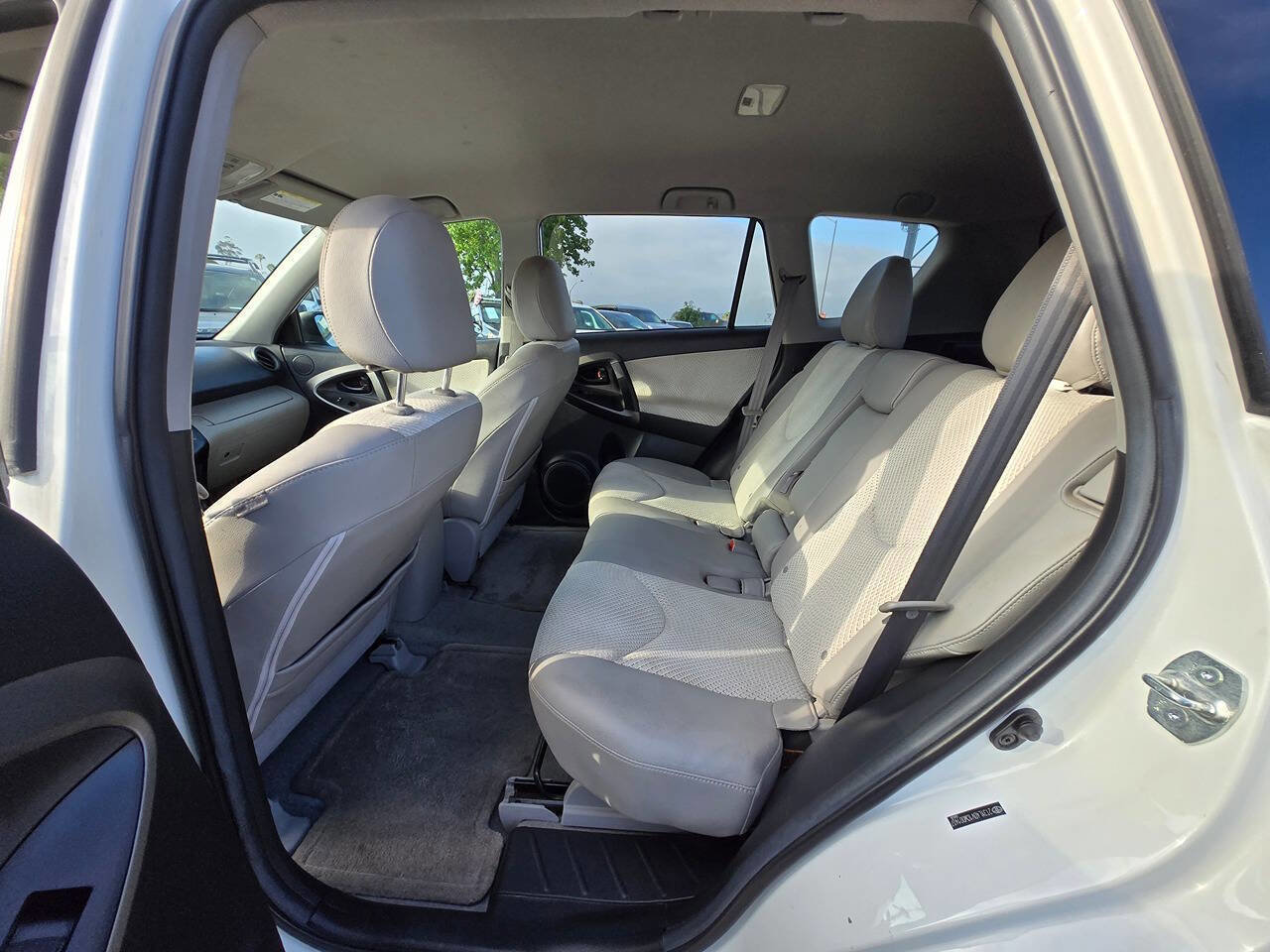 Used 2012 Toyota RAV4 EV image 23