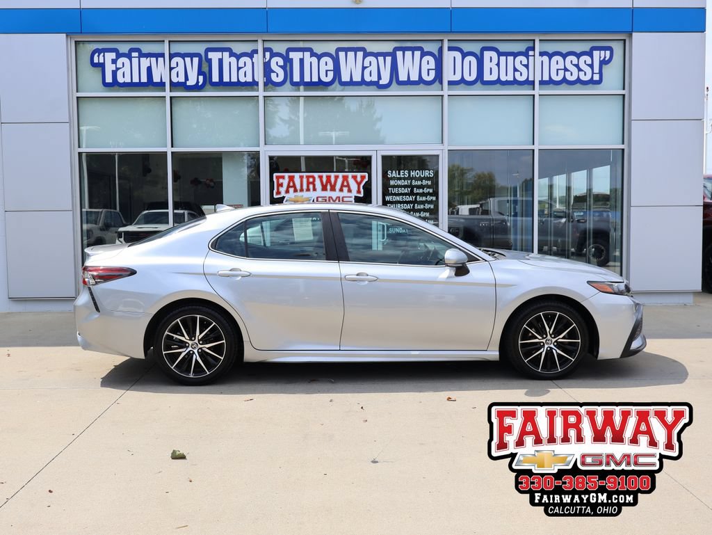 Used 2022 Toyota Camry SE FWD image 1