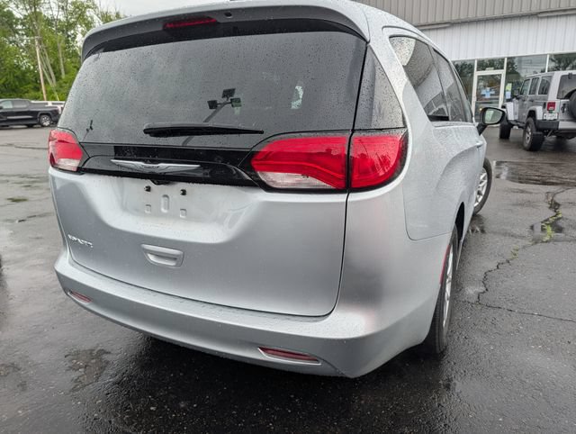 Used 2023 Chrysler Voyager LX FWD image 6