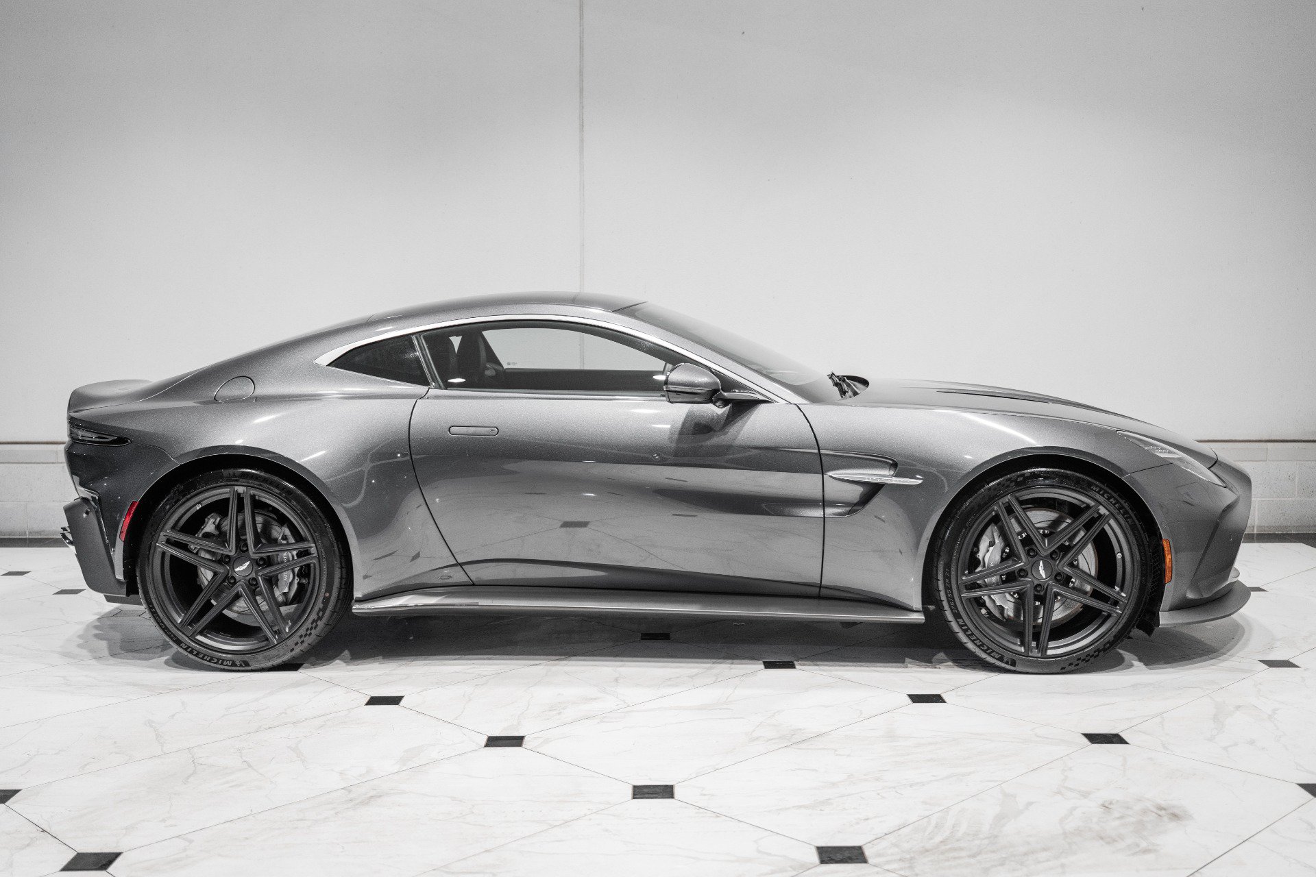 Used 2025 Aston Martin V8 Vantage Coupe RWD image 38