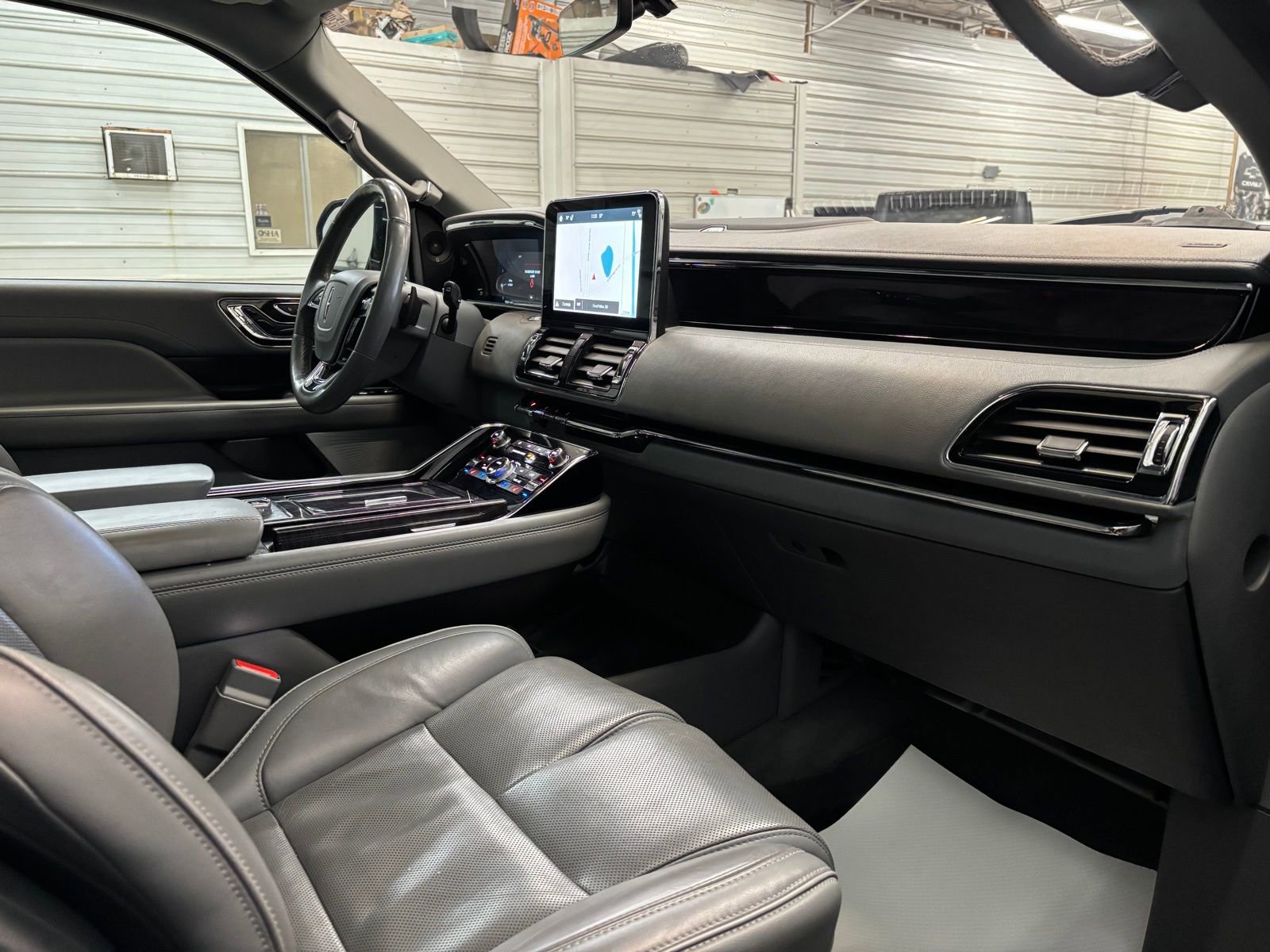 Used 2019 Lincoln Navigator L Reserve image 28