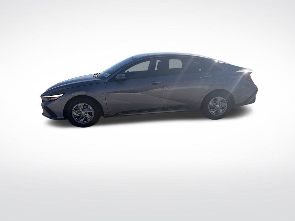 Used 2024 Hyundai Elantra SE FWD image 2