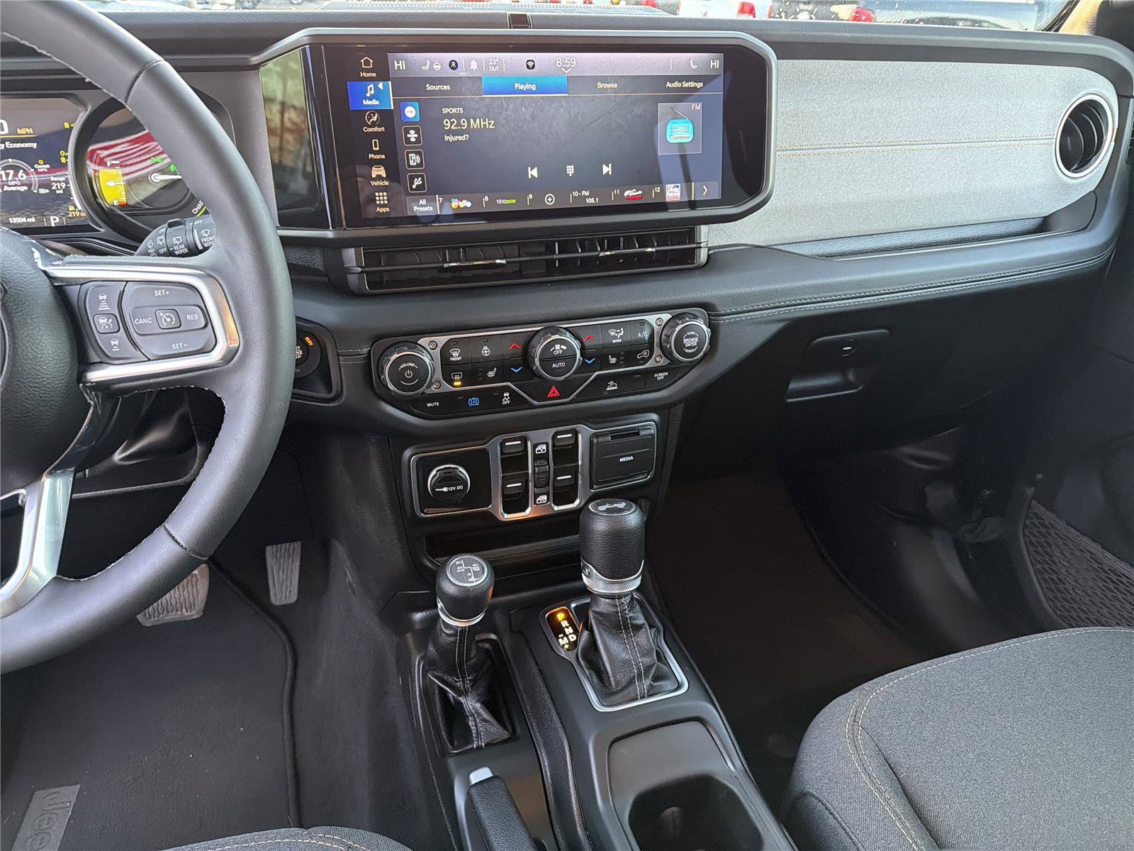 Used 2025 Jeep Wrangler Sahara image 29