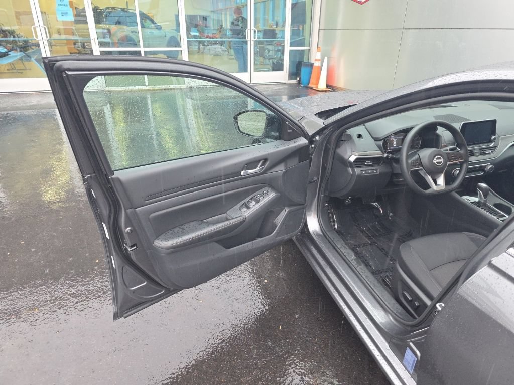Used 2025 Nissan Altima 2.5 SV FWD image 9