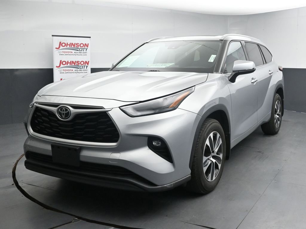 Used 2022 Toyota Highlander XLE AWD/4WD image 4