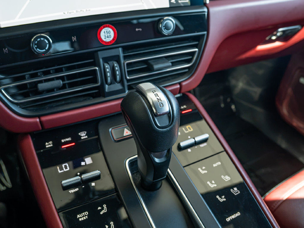 Certified 2023 Porsche Macan AWD/4WD image 10