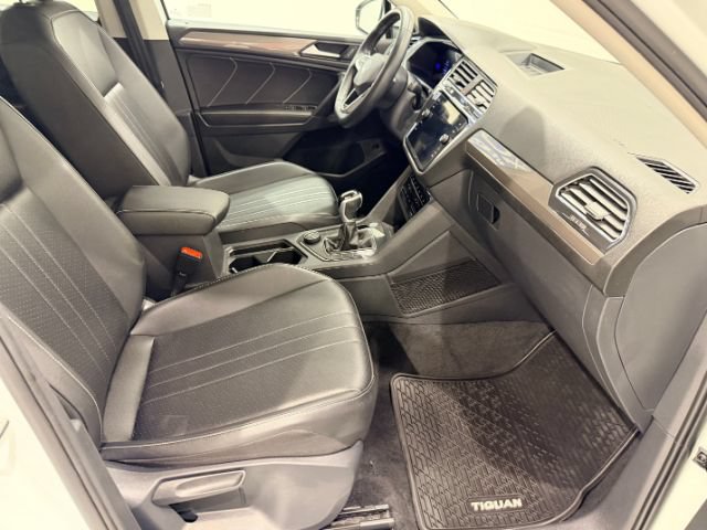 Used 2024 Volkswagen Tiguan SE AWD/4WD image 37