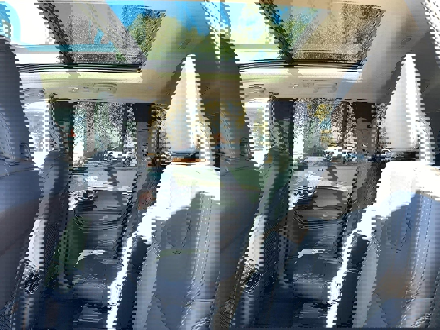 Certified 2023 Volvo XC90 B6 Ultimate w/ Lounge Package image 17