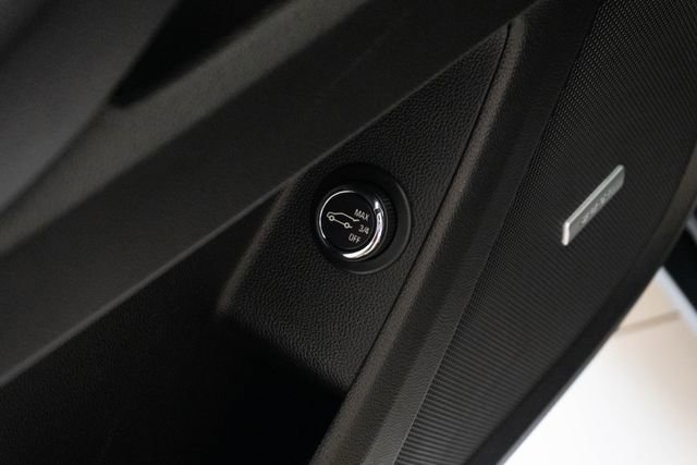 Used 2023 Chevrolet Traverse RS image 19