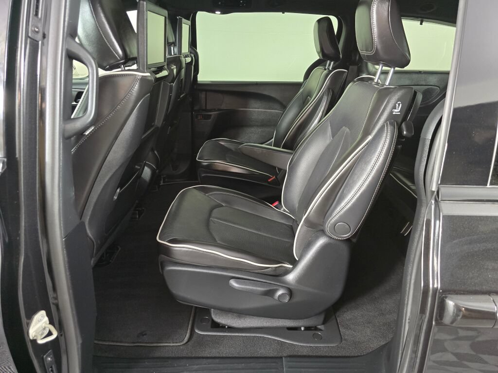 Used 2023 Chrysler Pacifica Limited w/ Uconnect Theater Family Group FWD image 34