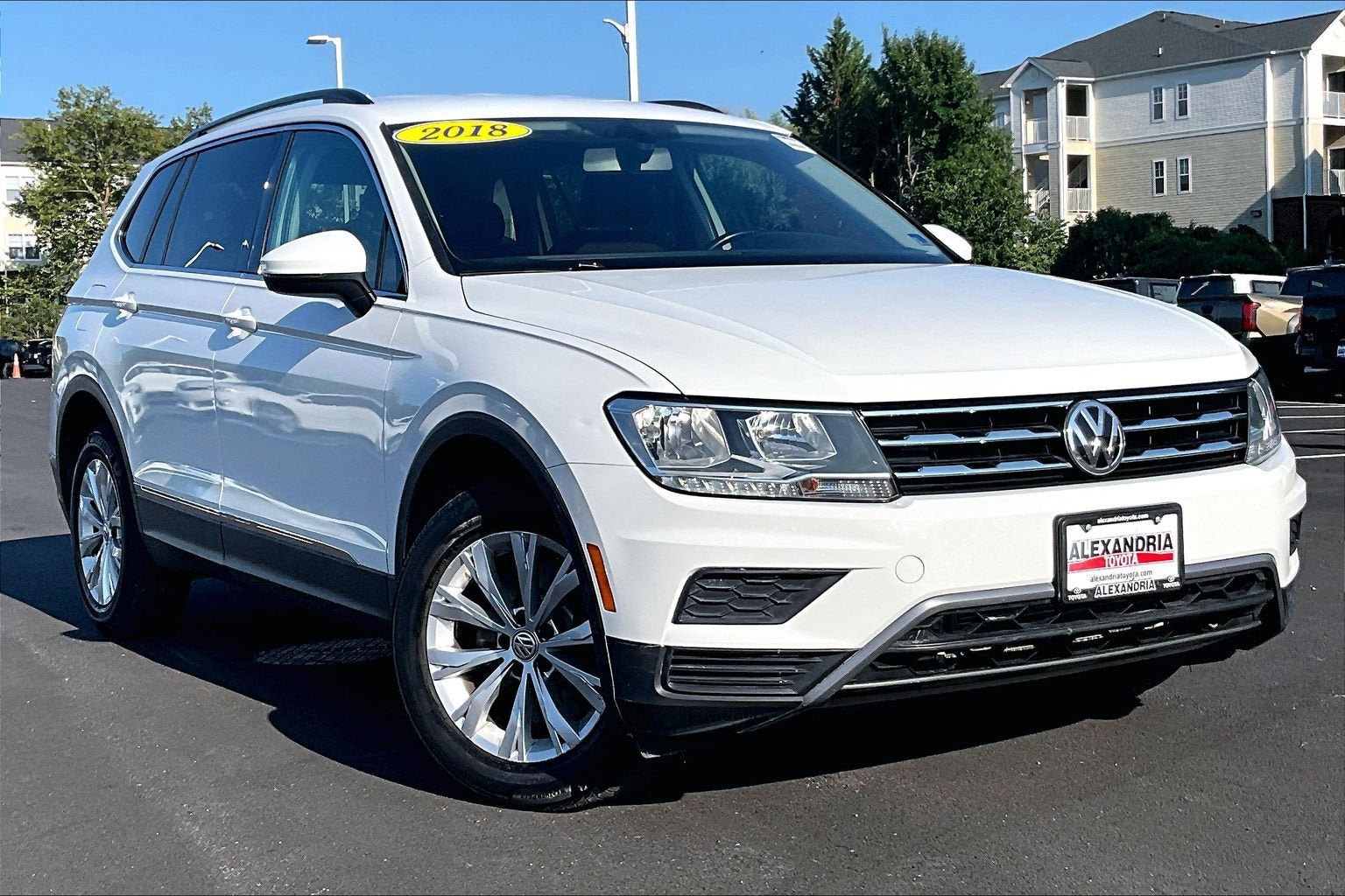 Used 2018 Volkswagen Tiguan SE w/ 3rd Row Seat Package AWD/4WD image 2
