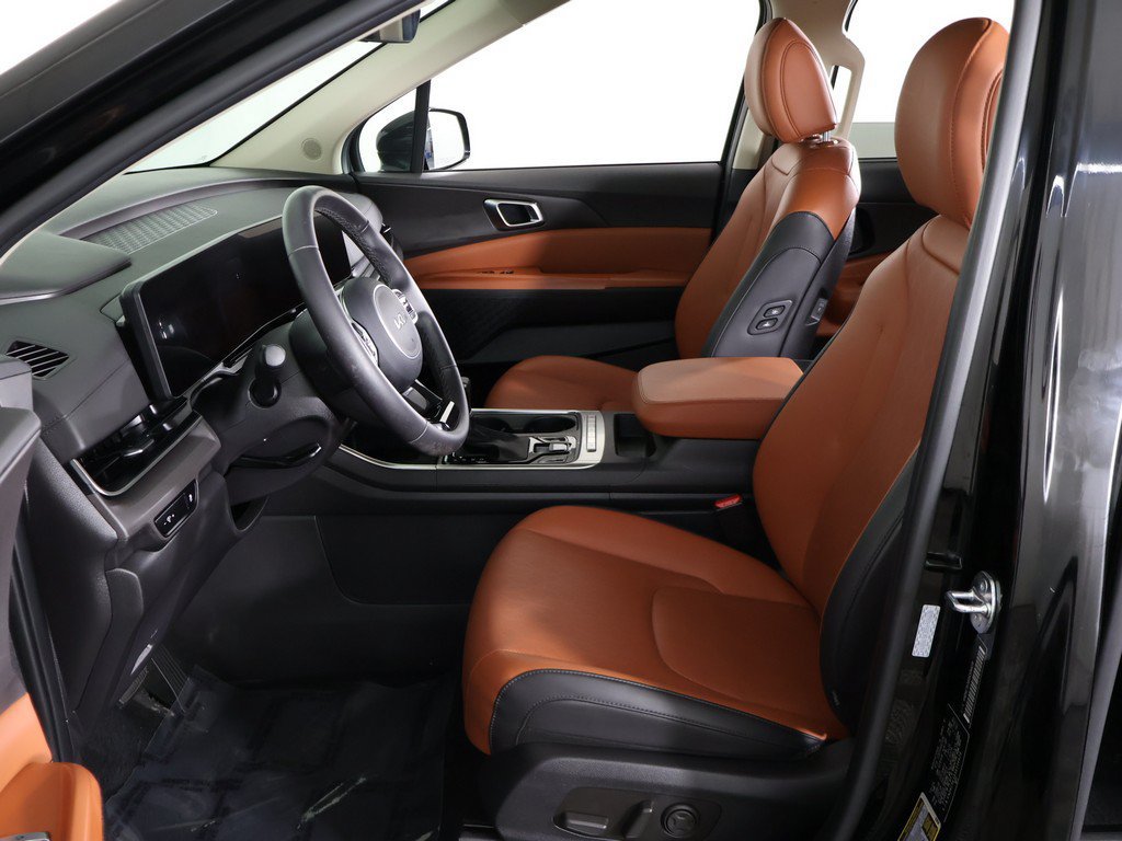 Used 2025 Kia Carnival EX FWD image 28