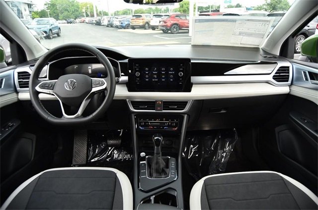 New 2025 Volkswagen Taos SE image 7