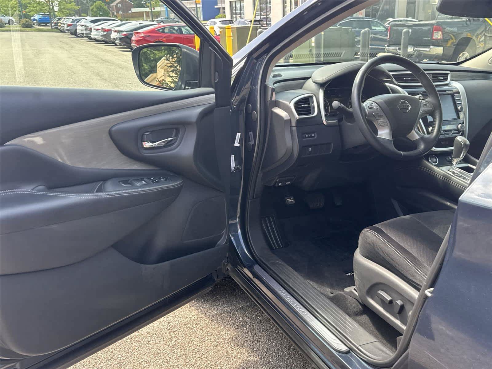 Used 2018 Nissan Murano SV w/ Premium Package AWD/4WD image 2