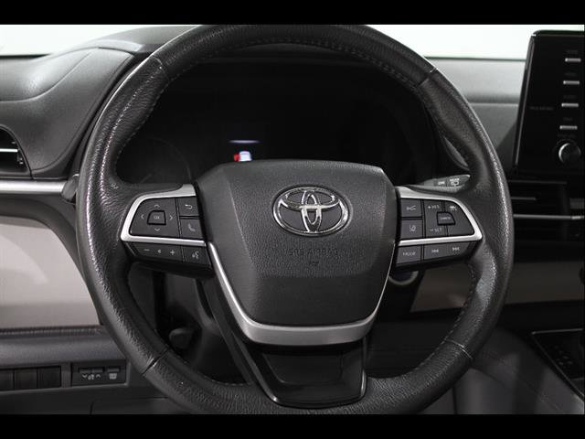 Used 2023 Toyota Sienna XLE FWD image 7