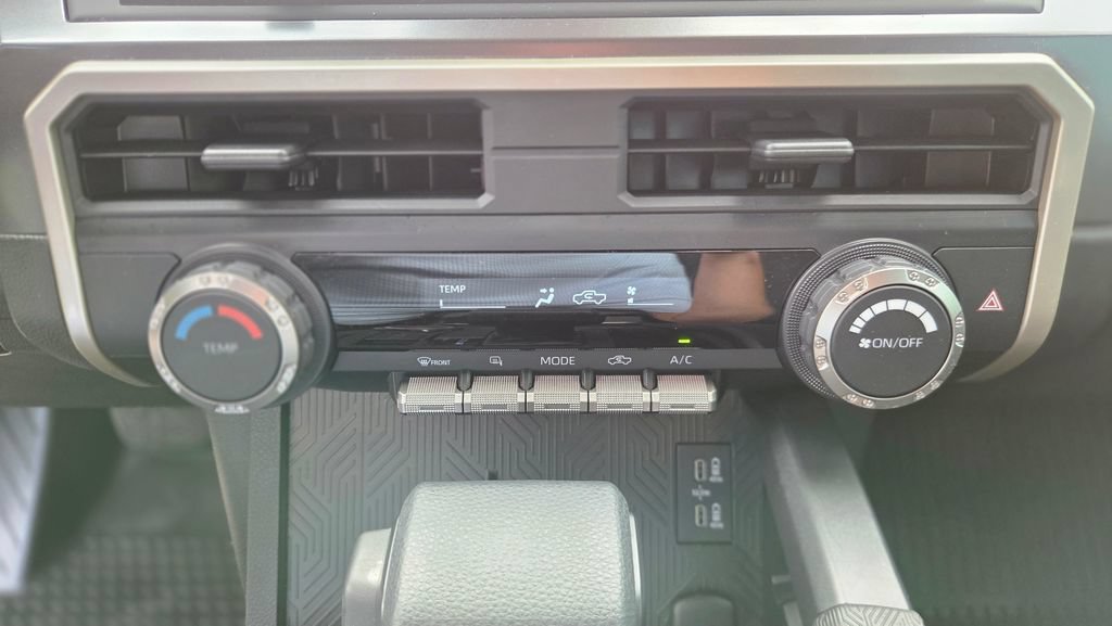 Used 2025 Toyota Tacoma SR5 AWD/4WD image 23