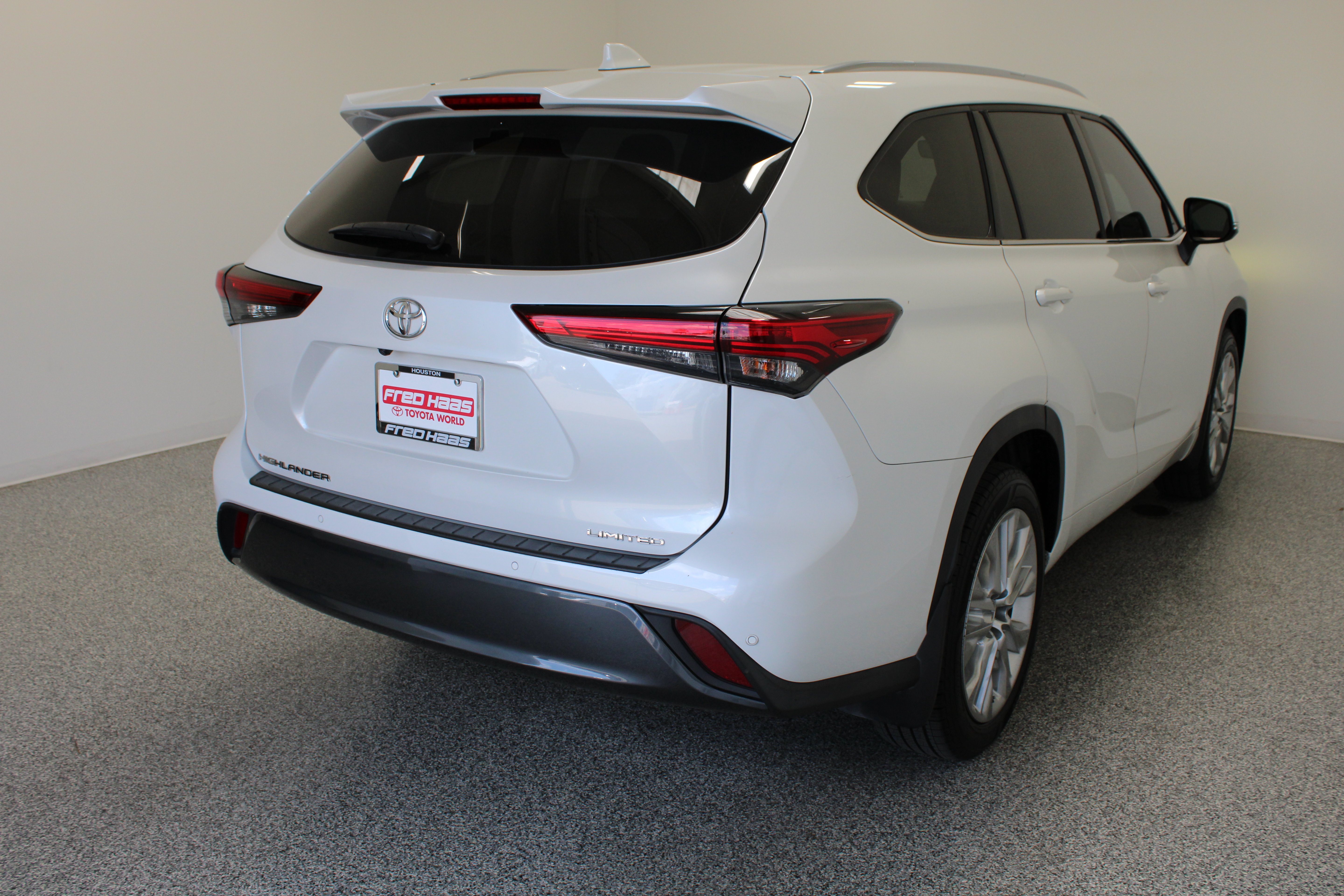 Used 2023 Toyota Highlander Limited FWD image 7
