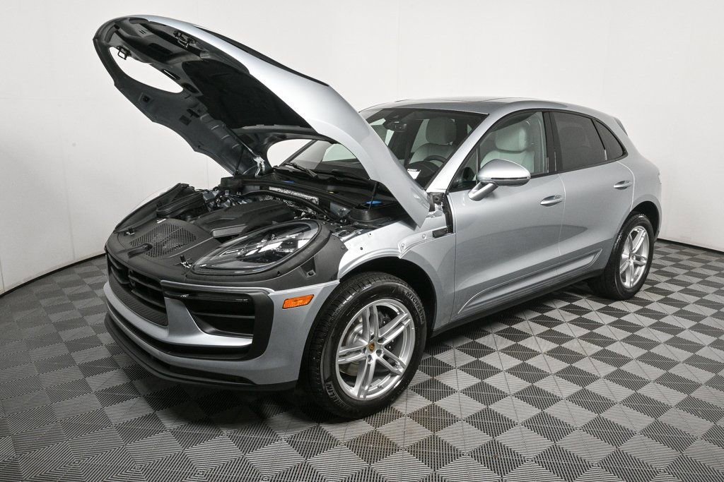 Certified 2025 Porsche Macan image 33