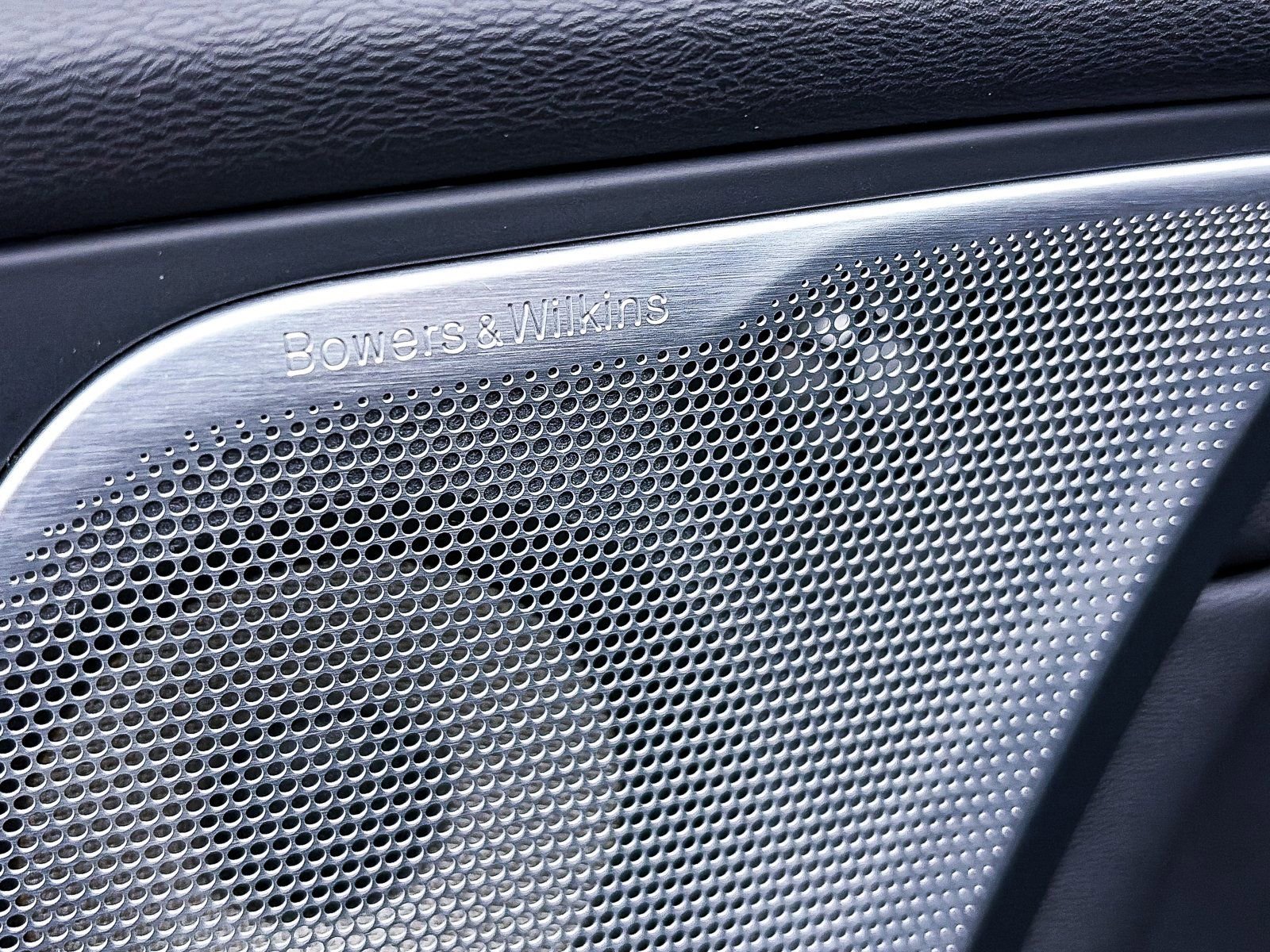 Used 2023 Volvo XC60 B6 Ultimate w/ Protection Package Premier image 4