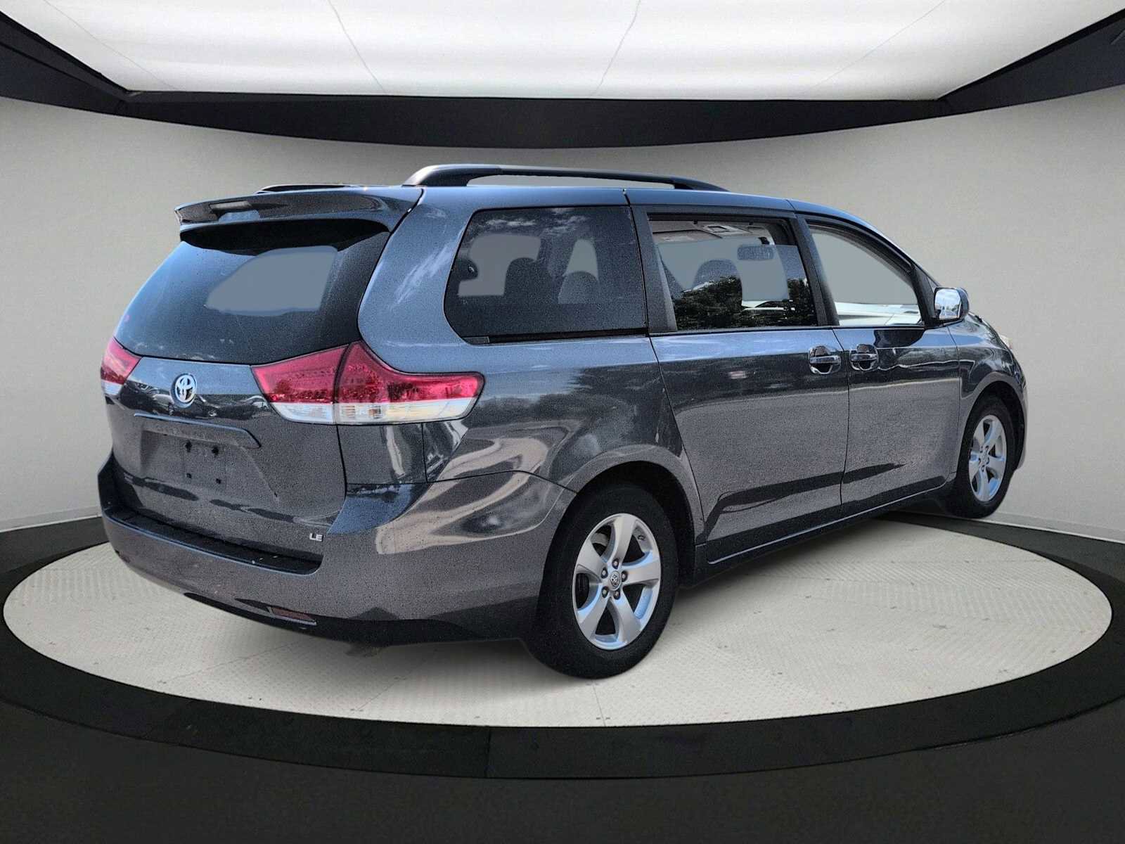 Used 2014 Toyota Sienna LE image 8