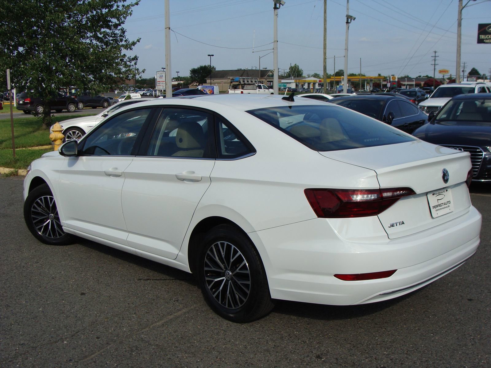 Used 2021 Volkswagen Jetta SE w/ SE Cold Weather Package image 4