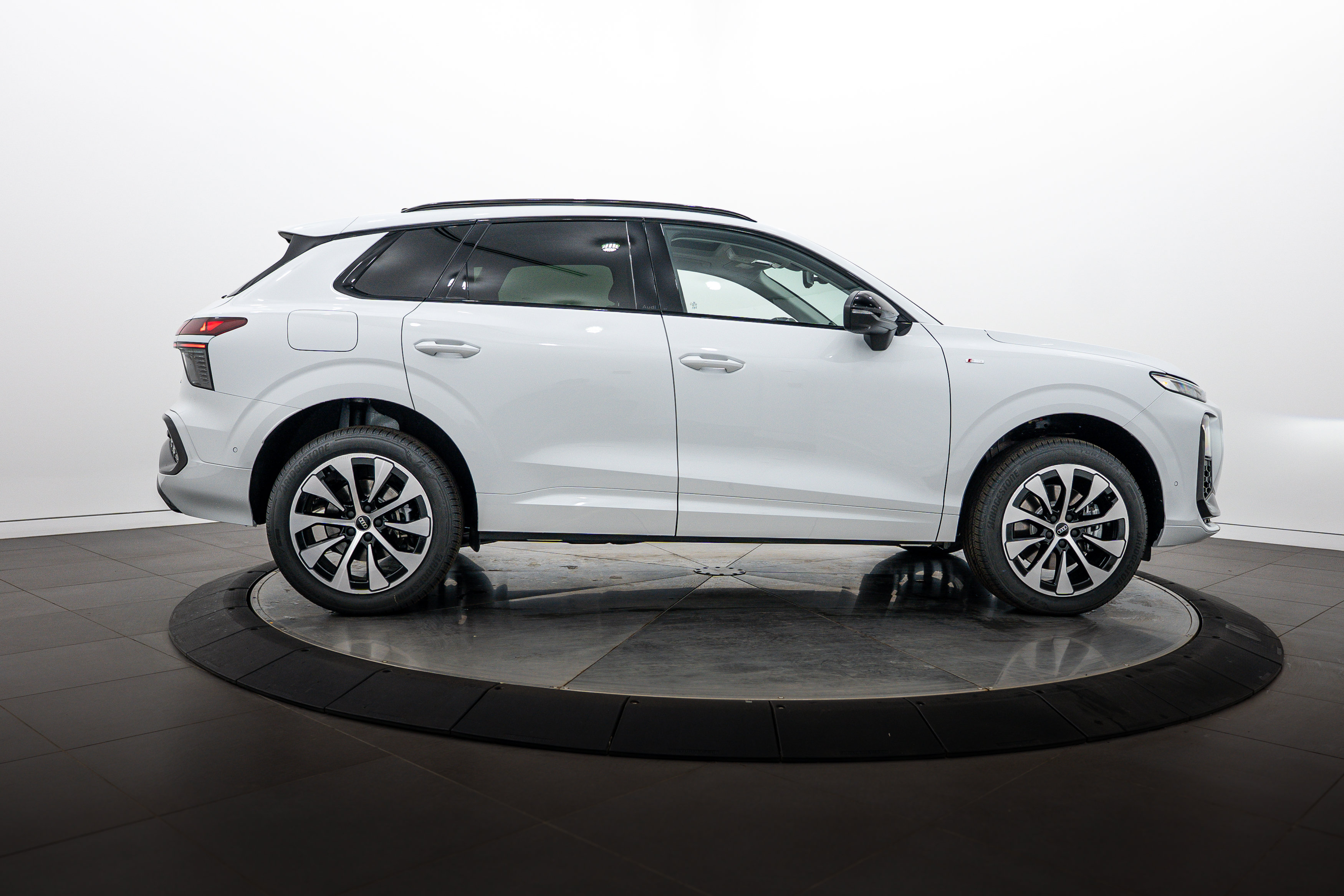 New 2026 Audi Q3 quattro 2.0T AWD/4WD image 3