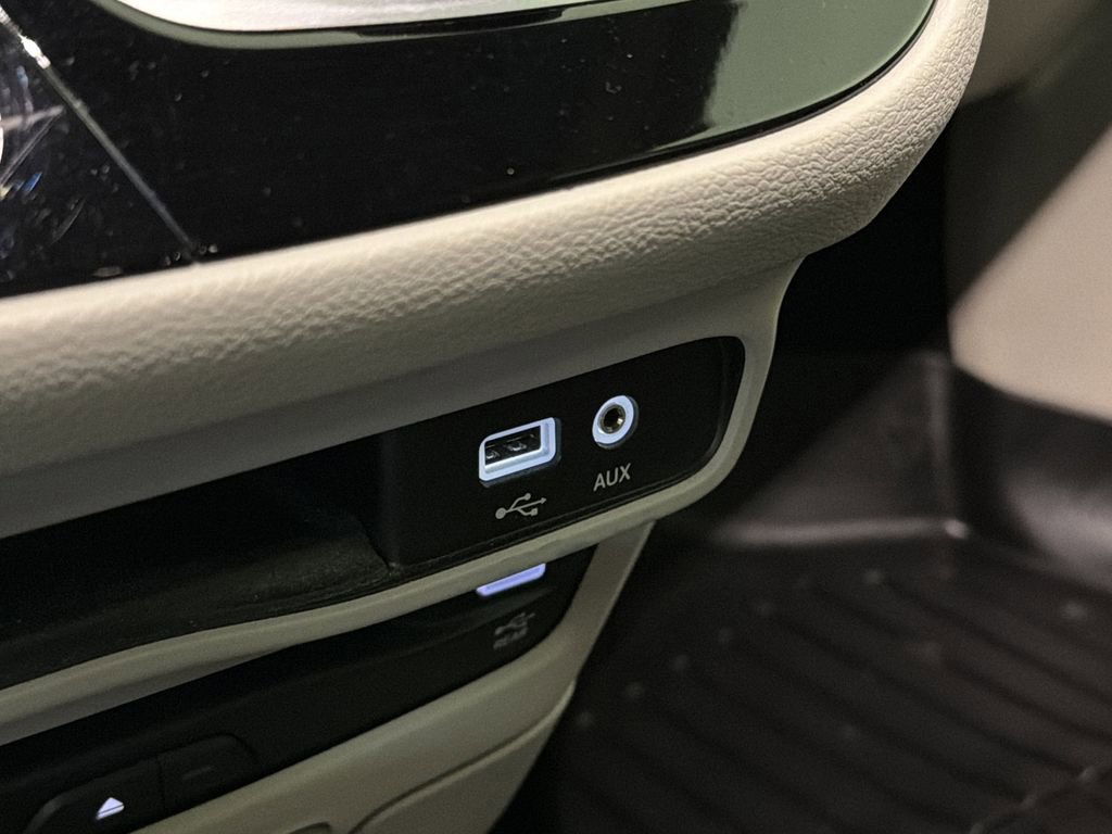 Used 2018 Chrysler Pacifica Touring-L Plus image 31