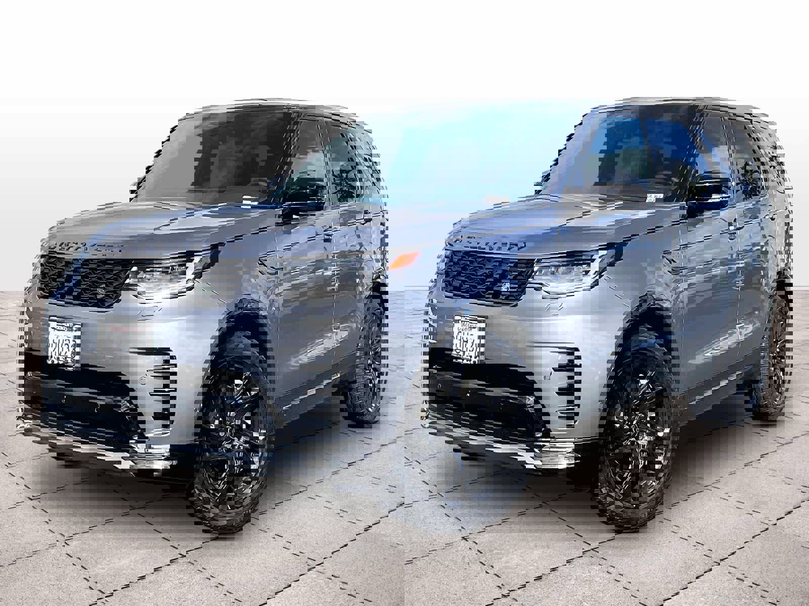 Used 2025 Land Rover Discovery Dynamic SE image 1