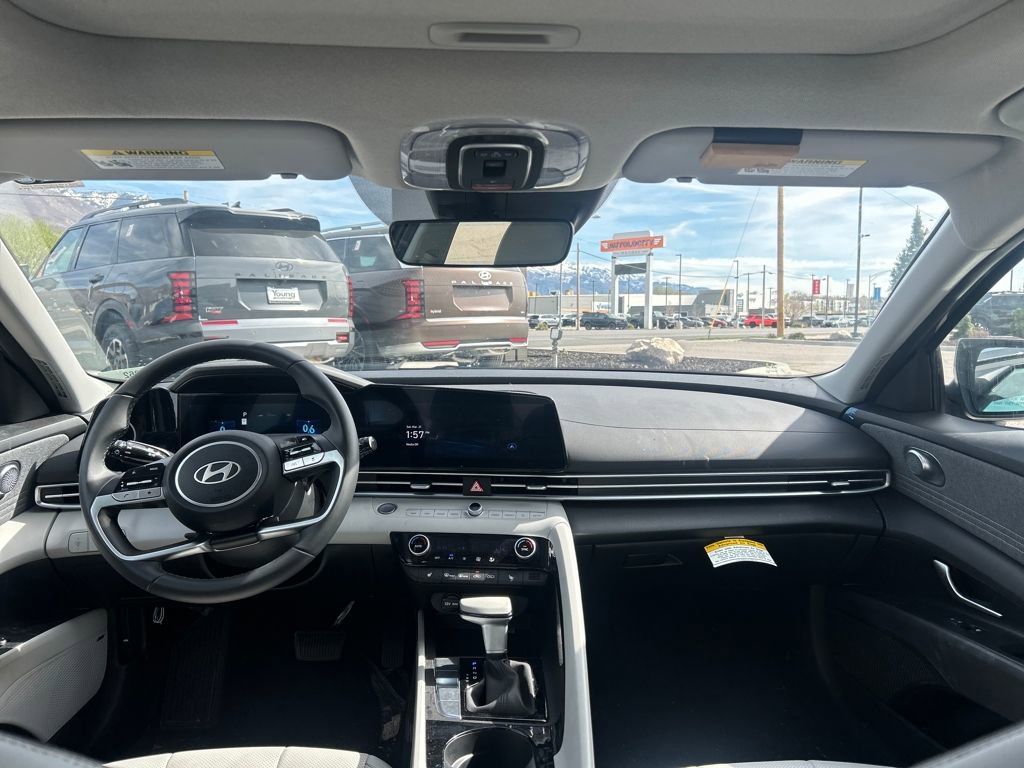 Used 2025 Hyundai Elantra Limited image 10