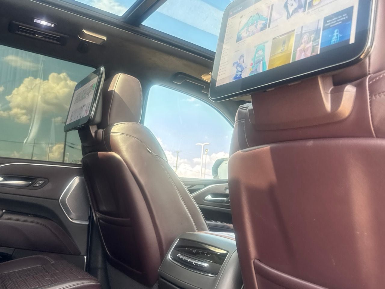 Used 2023 Cadillac Escalade ESV Premium Luxury Platinum AWD/4WD image 33