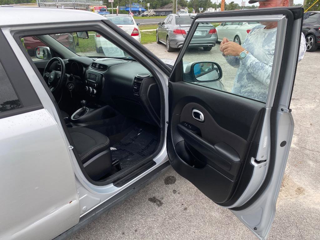 Used 2016 Kia Soul + FWD image 21