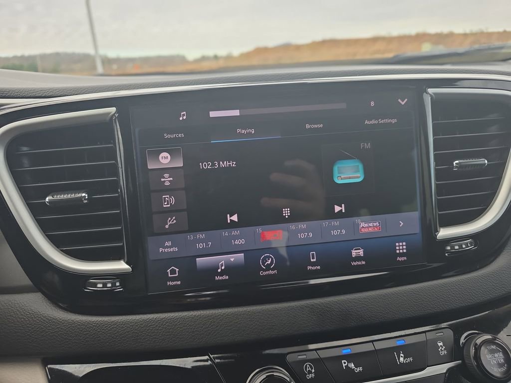 Used 2024 Chrysler Pacifica Touring-L FWD image 16