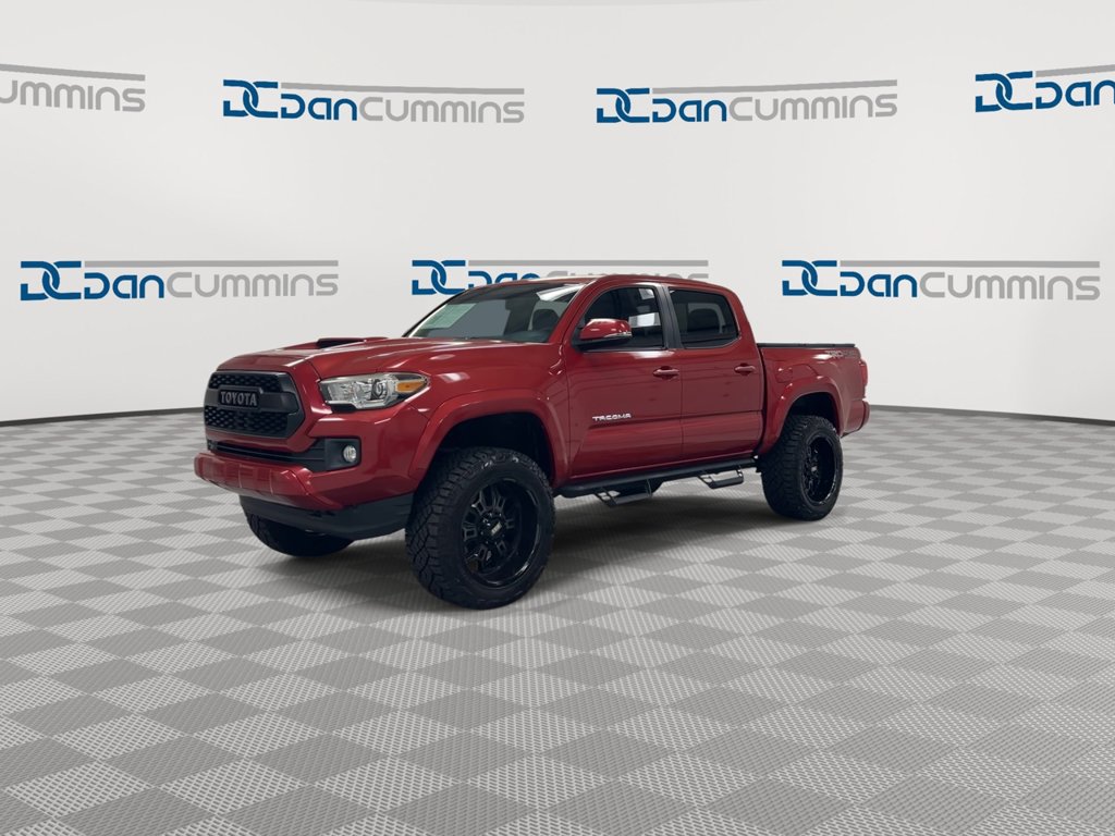 Used 2017 Toyota Tacoma TRD Sport AWD/4WD image 4