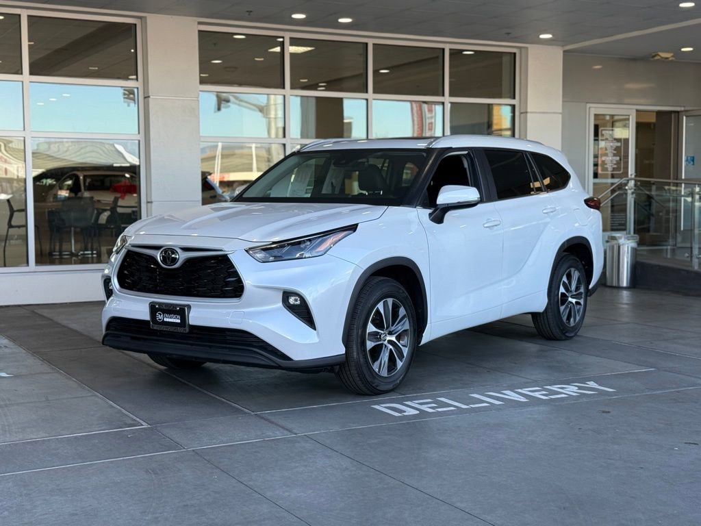 Certified 2023 Toyota Highlander XLE image 2