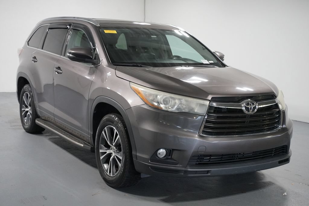 Used 2016 Toyota Highlander XLE FWD image 3