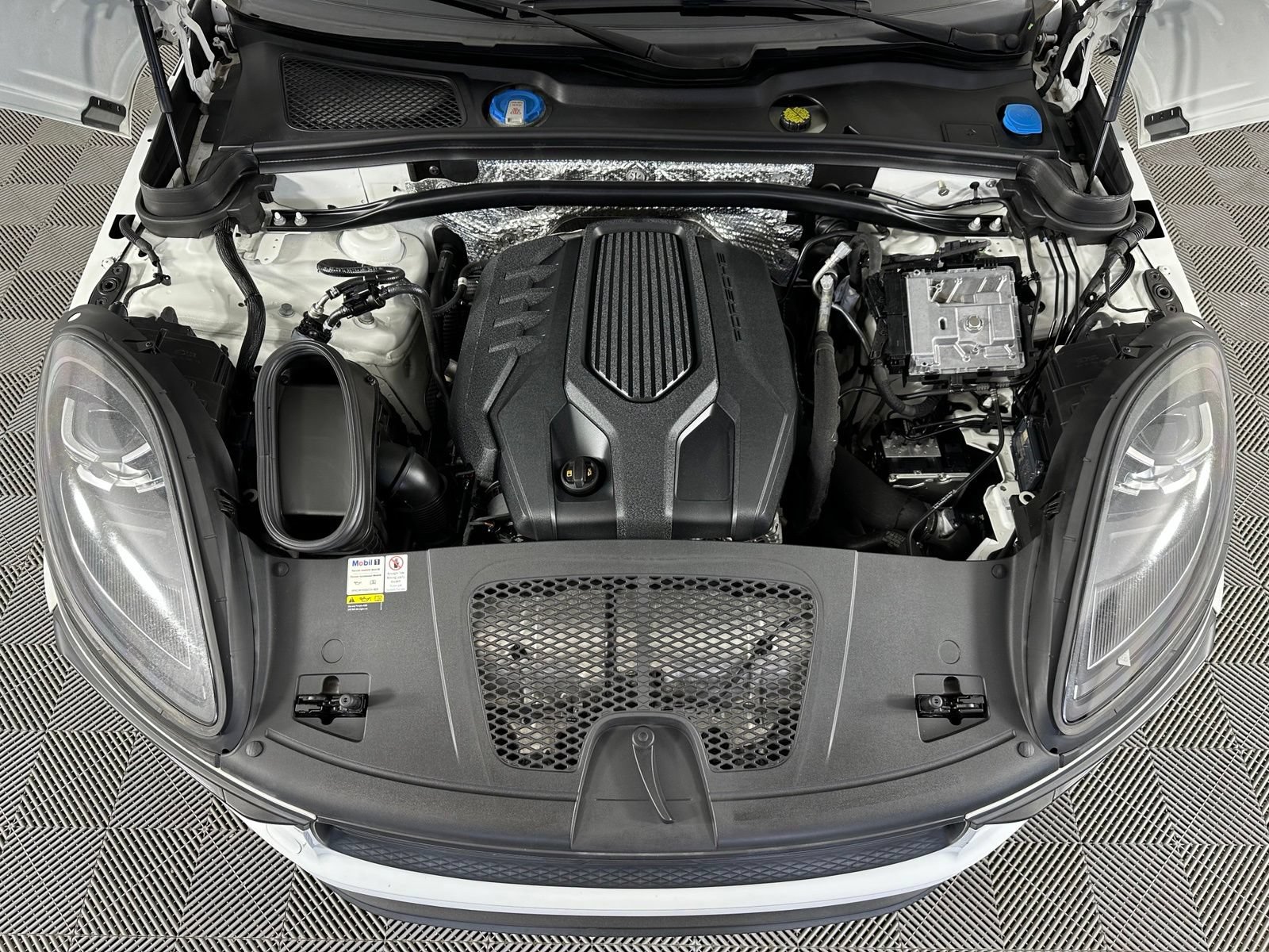 Used 2022 Porsche Macan AWD/4WD image 25