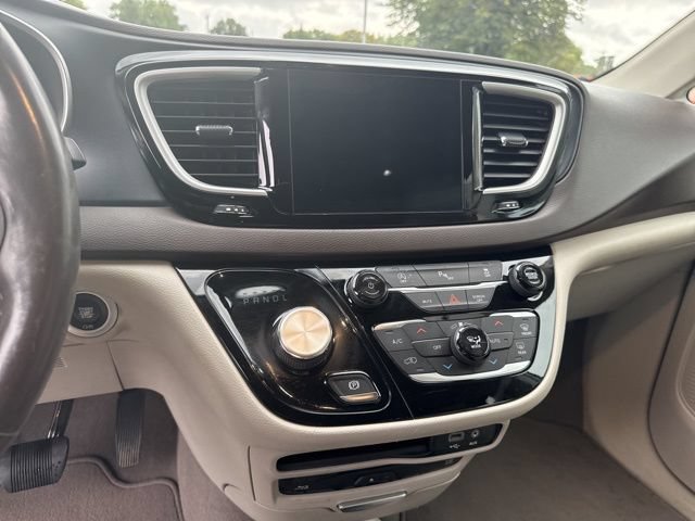 Used 2020 Chrysler Pacifica Touring-L Plus FWD image 11