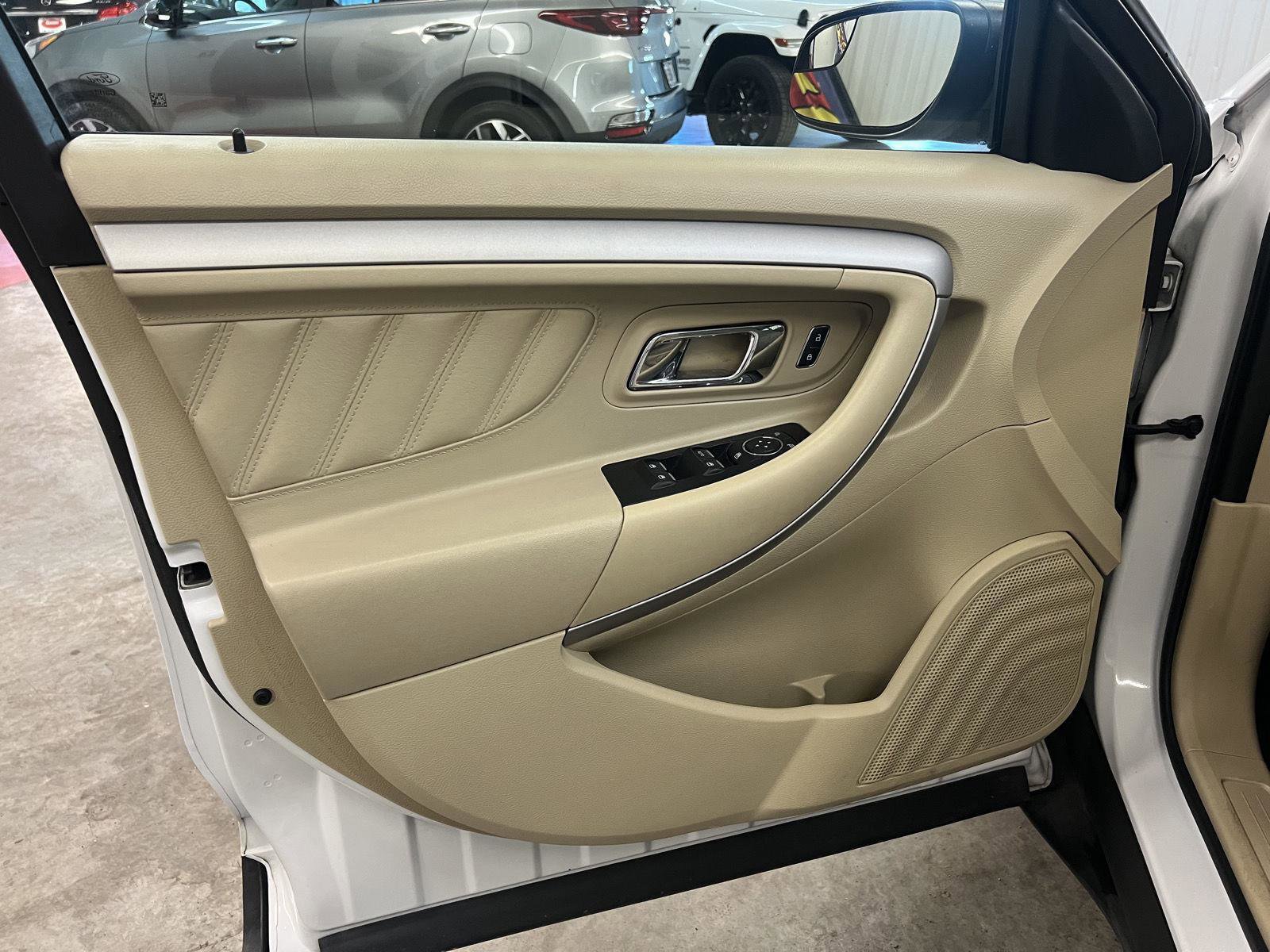 Used 2019 Ford Taurus SE image 15