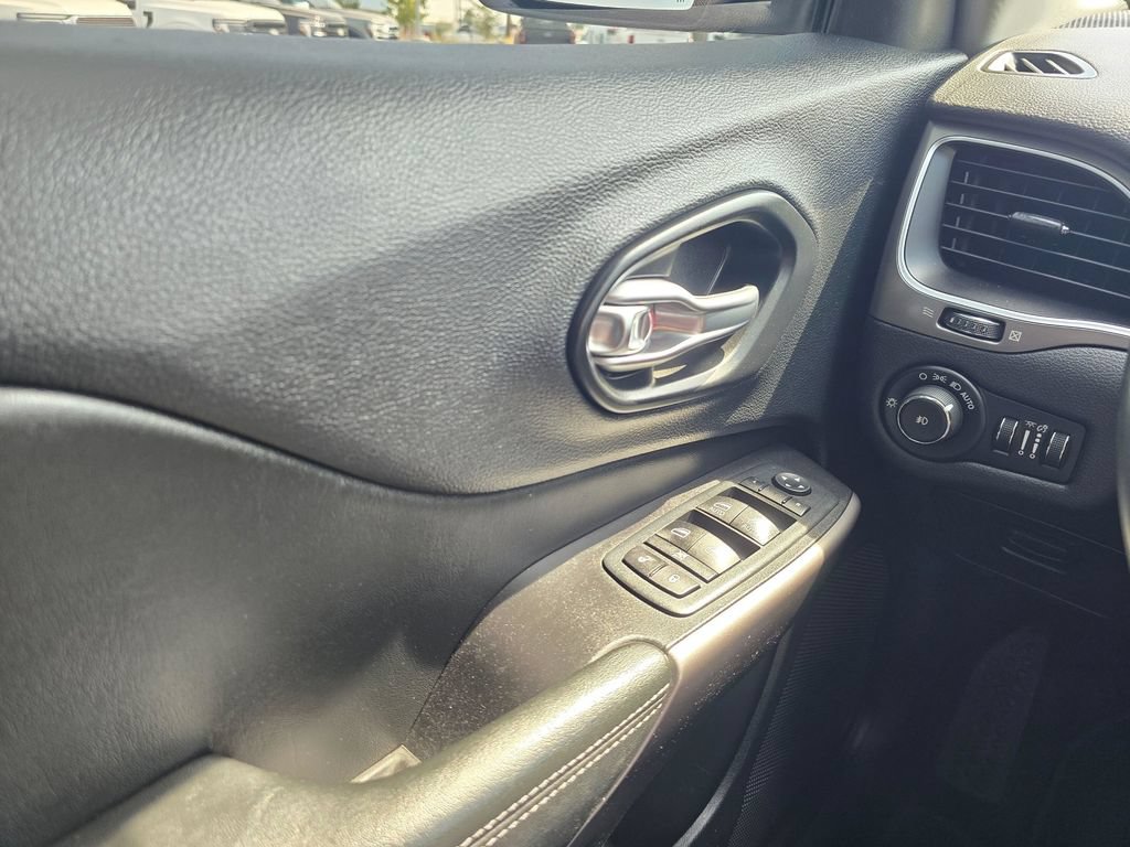 Used 2020 Jeep Cherokee Latitude Plus AWD/4WD image 28